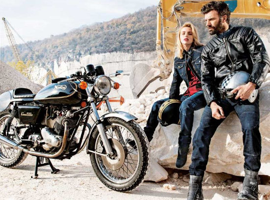 pareja en moto